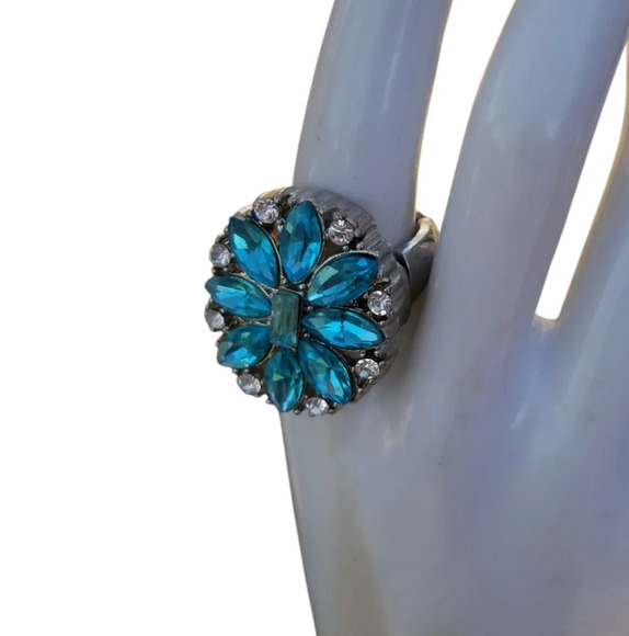 VINTAGE SILVERTONE STRETCH COCKTAIL RING WITH BLUE & WHITE RHINESTONES - Picture 2 of 5